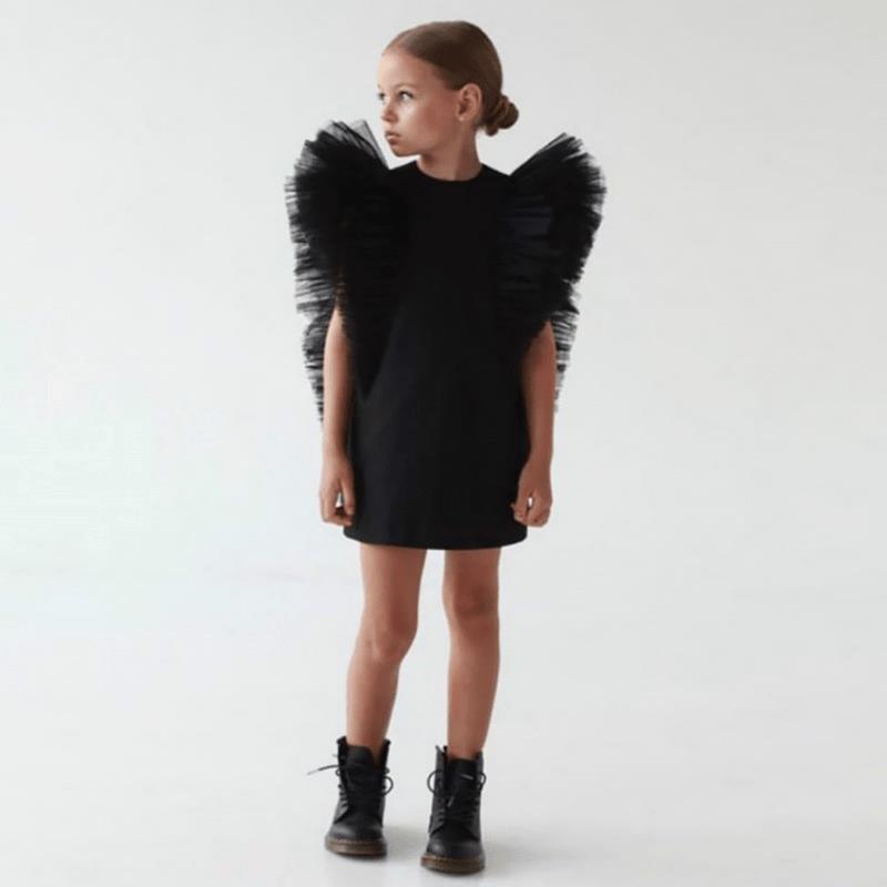 Robe courte noire sans manches en maille à manches volantées