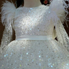 Robe à paillettes et manches en plumes