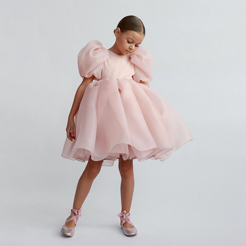 Robe rose à manches bouffantes et dos en V profond