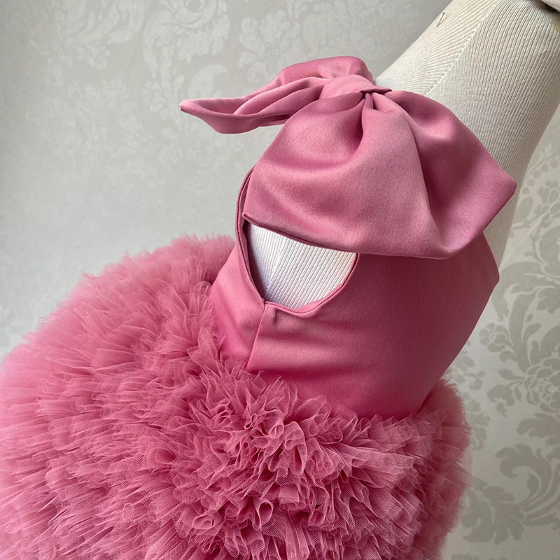 Robe tutu rose à une épaule et nœud superposé