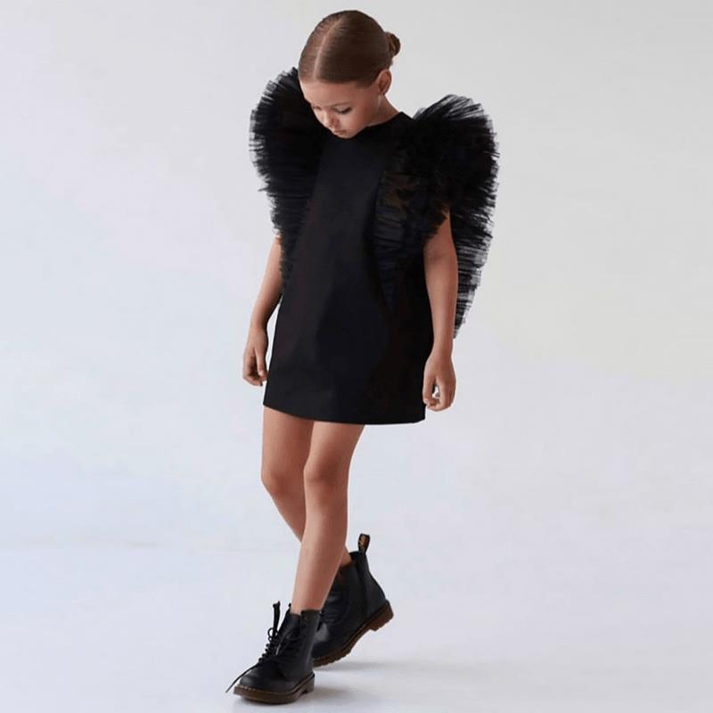 Robe courte noire sans manches en maille à manches volantées