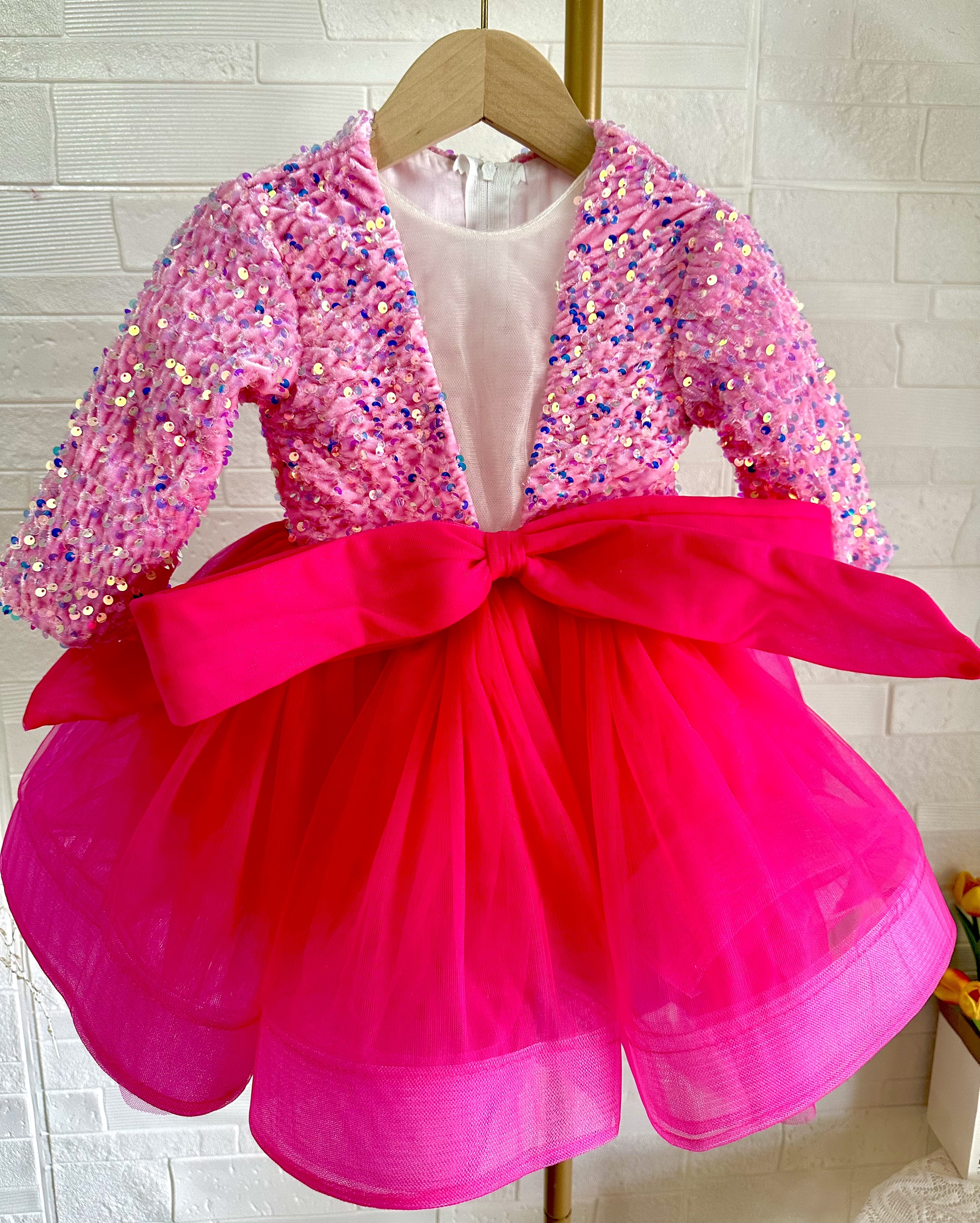 Robe tutu rose à paillettes et col en V profond (prend en charge la personnalisation d'une seule pièce)