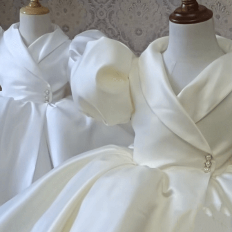 Robe bouffante boutonnée en soie avec perles