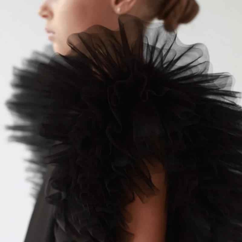 Robe noire courte sans manches en maille à manches volantées