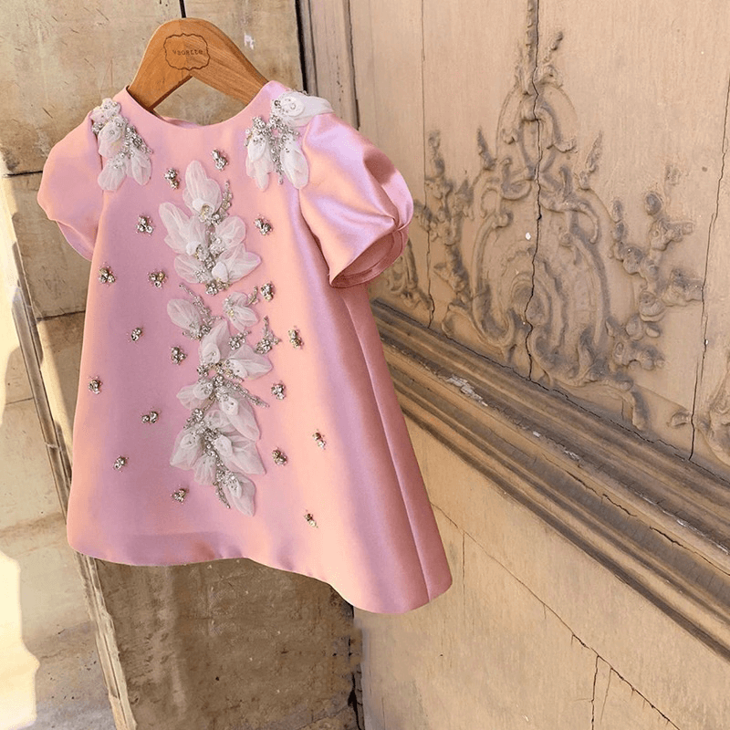 Robe bouffante en soie et dentelle fleurie avec perles et perles