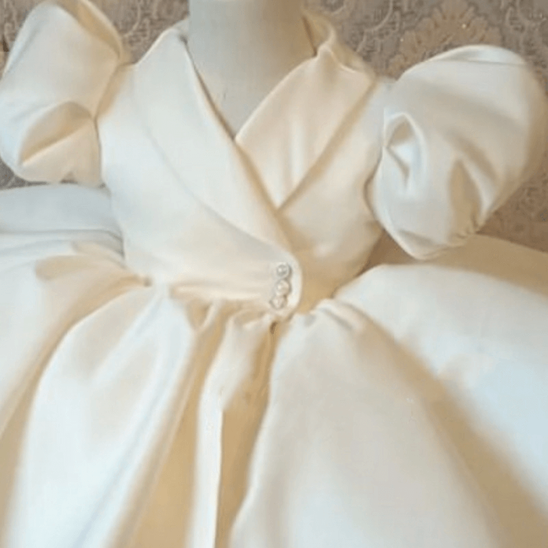 Robe bouffante boutonnée en soie avec perles