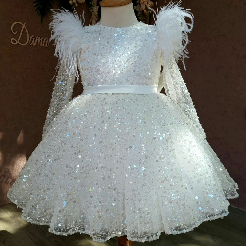 Robe à paillettes et manches en plumes