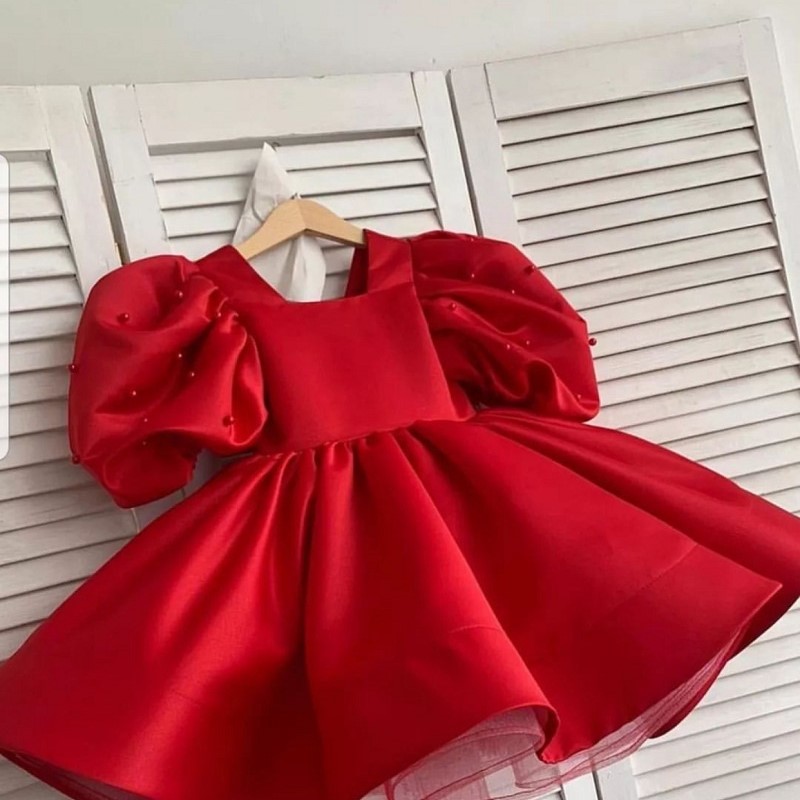 Robe rouge princesse à manches bouffantes et perles