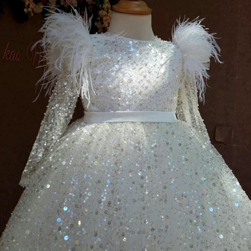 Robe à paillettes et manches en plumes