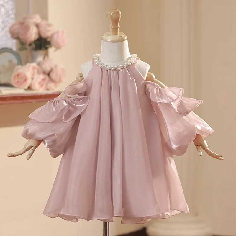 Robe rose scintillante à col en perles et col licou