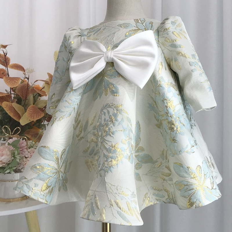 Robe à fleurs en satin vert 