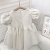 Robe bouffante blanche en relief