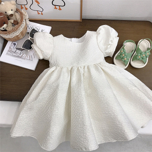 Robe bouffante blanche en relief