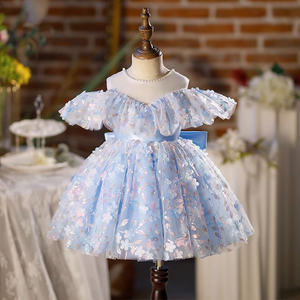 Robe à épaules dénudées à fleurs bleues