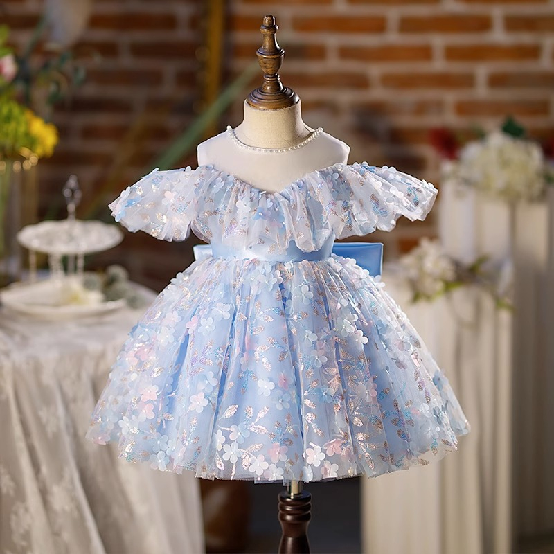 Robe à épaules dénudées à fleurs bleues