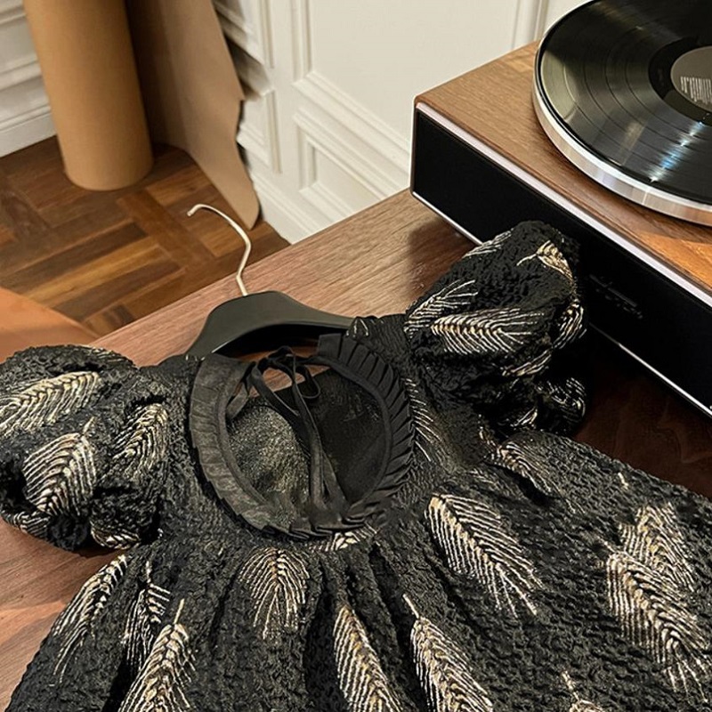 Robe de fille noire dos nu en plumes d'or