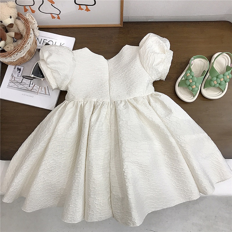 Robe bouffante blanche en relief