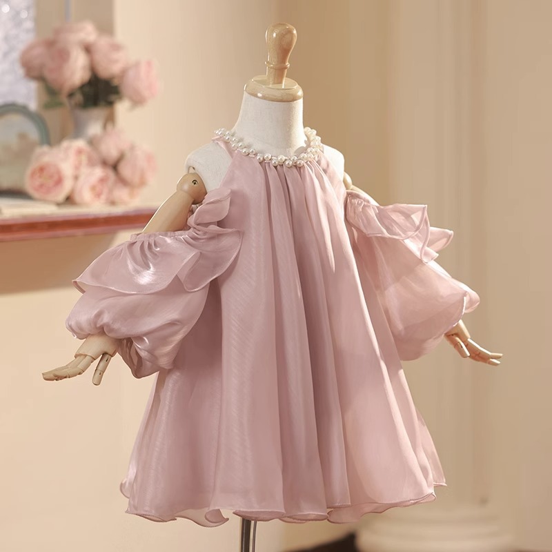 Robe rose scintillante à col en perles et col licou