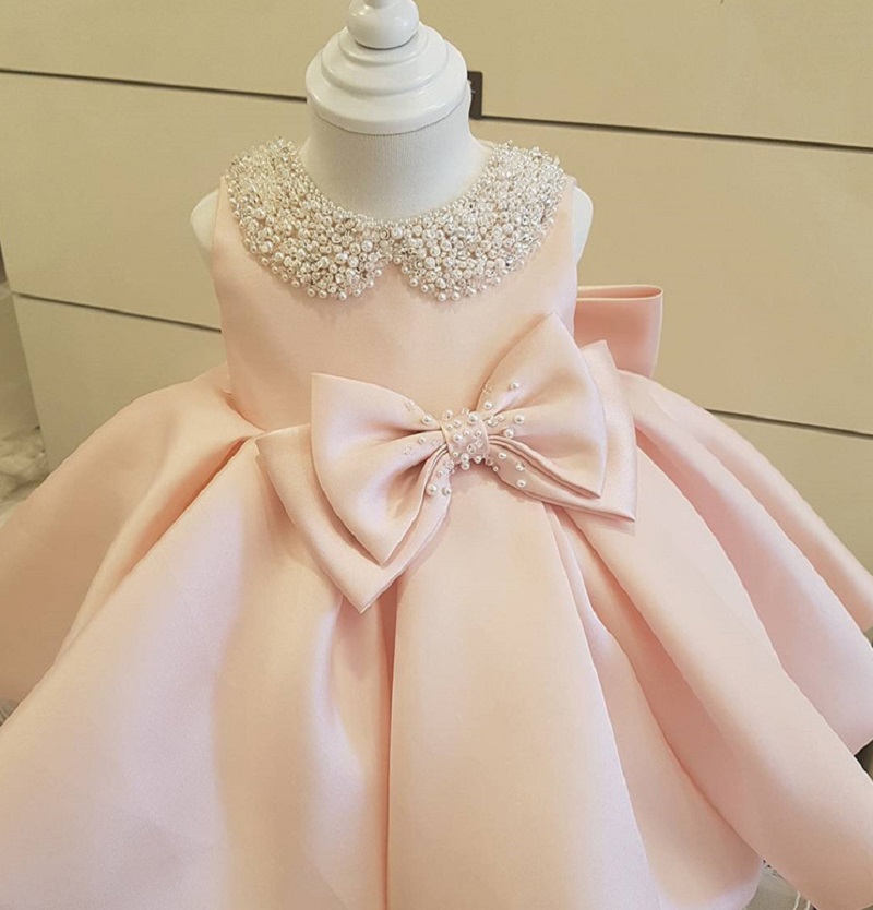 Robe sans manches en tulle à col perlé