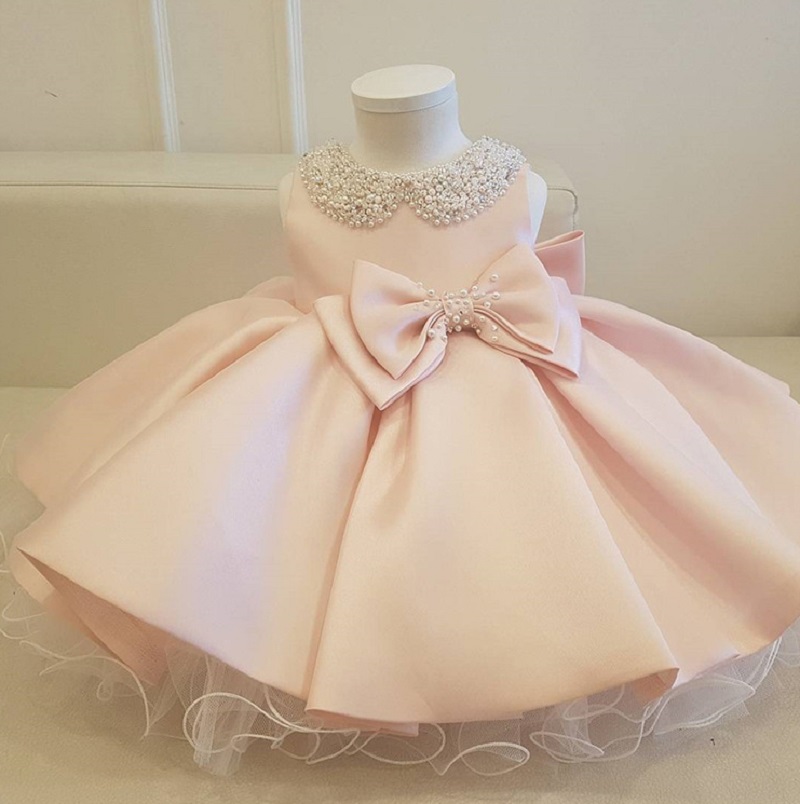 Robe sans manches en tulle à col perlé